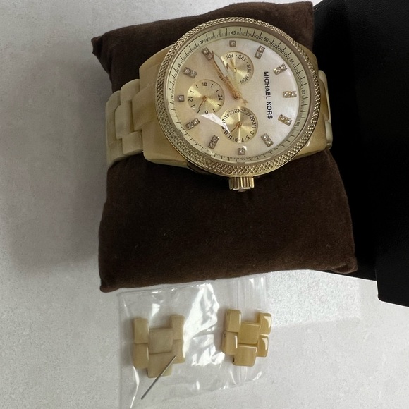 Micheal Kors Gold Watch - Picture 3 of 6